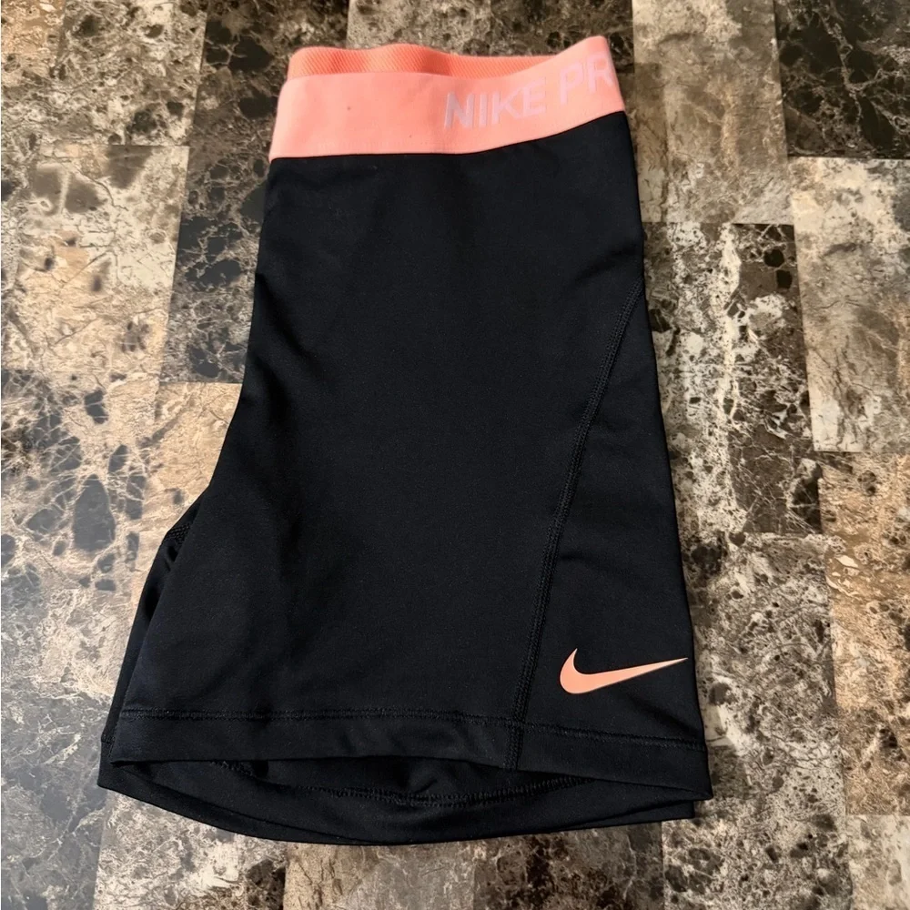 Nike Pro women’s 4” short DRI FIT black and light orange color size L EUC